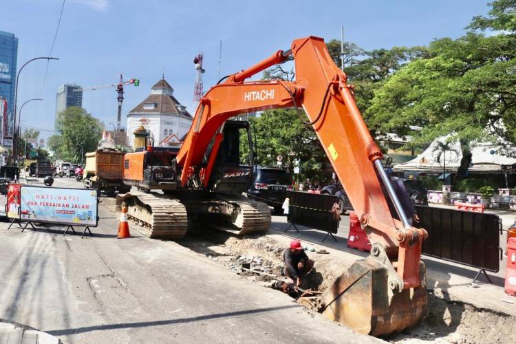 Bobby Nasution Benahi Subdrain Sekaligus Muluskan Jalan Balaikota