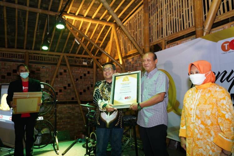 Dari Times Indonesia, Danrem 072/Pamungkas Menerima Anugerah Kategori Man Of The Year DIY 2021