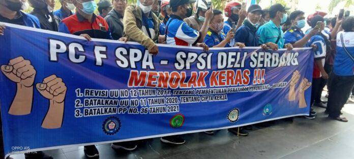 Buruh Unjuk Rasa Di Depan DPRD Deli Serdang