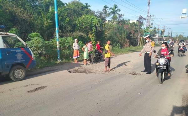 Motor Terperosok Lubang, Siswi di Binjai Tewas Digilas Truk