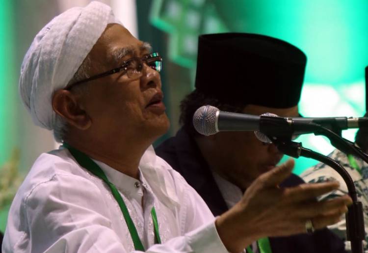 KH Mustofa Bisri Sarankan Tak Semua Masjid Dipakai Jum'atan, Waketum MUI Angkat Bicara