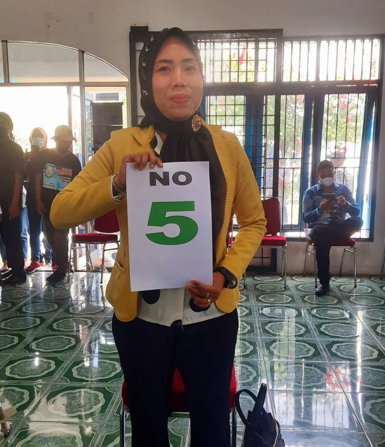 Srikandi Yuli raih nomor urut 5 Calon Kepala Desa Sena dengan memaknai "Stop Kekerasan"