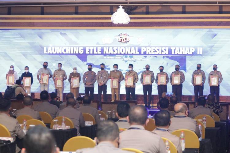 Terkait Dukungan ETLE, Kapolri Beri Penghargaan Kepada Beberapa Kepala Daerah Serta Stakeholder