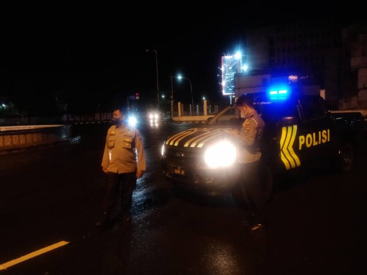 Patroli Blue Light Polsek Medan Baru Ingatkan Warga Bahwa Covid-19 Masih Ada
