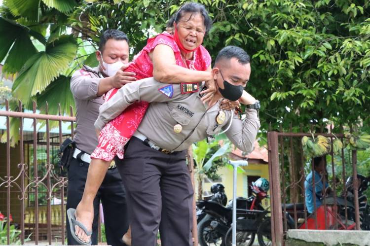 Aksi Humanis AKP Hendrik Gendong Nenek Lansia Ketempat Vaksinasi