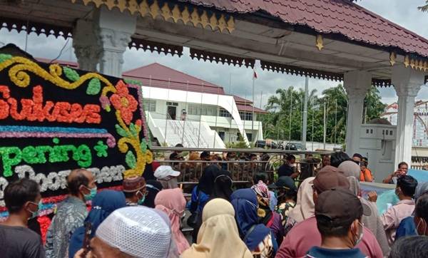 Puluhan  Mantan Kepling Demo Kantor DPRD Labuhanbatu, Ini Tuntutannya