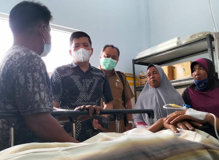 Ketua DPRD Jenguk Ibu yang Dipukul Oleh Anaknya.