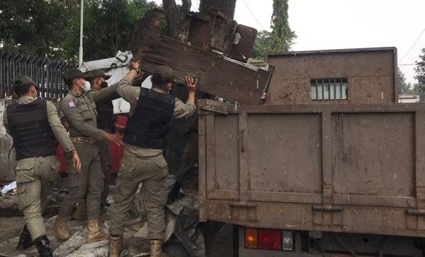 Satpol PP  Tertibkan Pedagang Kaki Lima di Jalan Kolonel Yos Sudarso