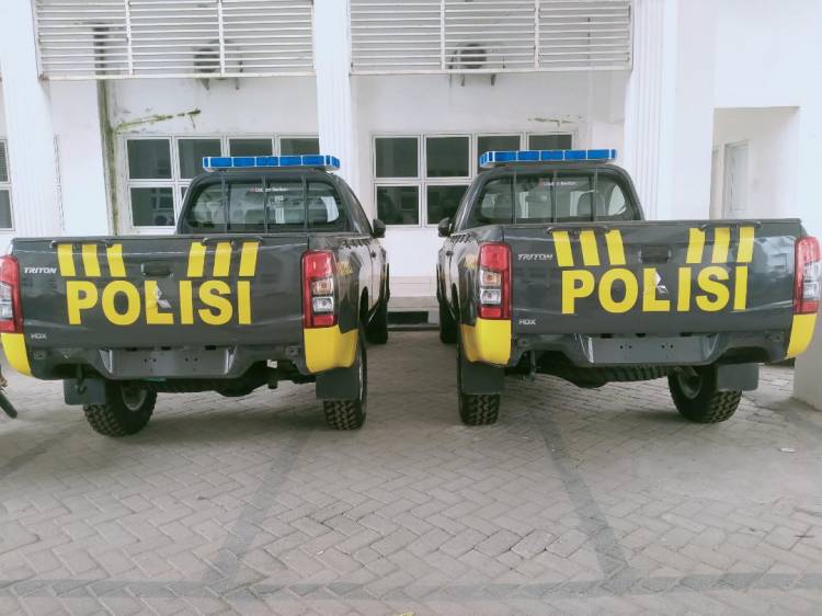 Mobil Hibah Pemkab ke Polres Labuhanbatu Terparkir di Halaman Kantor Bupati