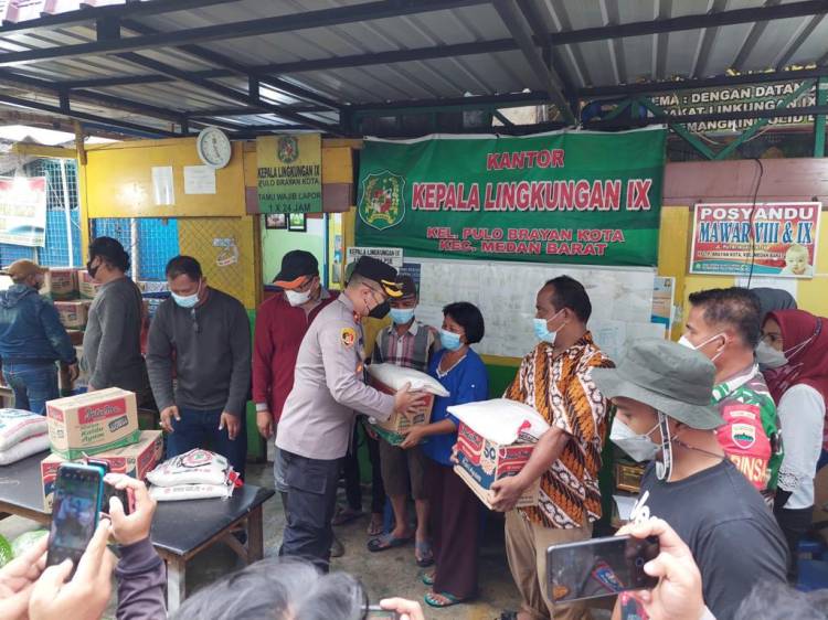 Lingkungan Terdampak Banjir, Kapolsek Medan Barat Tinjau dan Beri Bantuan Warganya