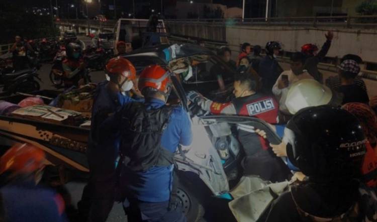 Sopir Terjepit saat Laka Tunggal Mobil Pikap di Jaktim