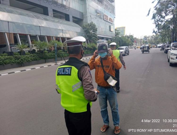 Unit Lantas Polsek Medan Baru Gelar Ops Keselamatan Toba 2022 Bagikan Masker Kepada Pengguna Jalan