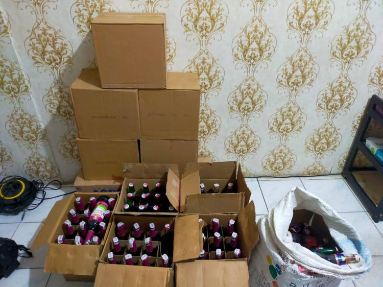 Polsek Perbaungan Amankan Ratusan Botol Miras, Judi dan Pemain Organ Tunggal