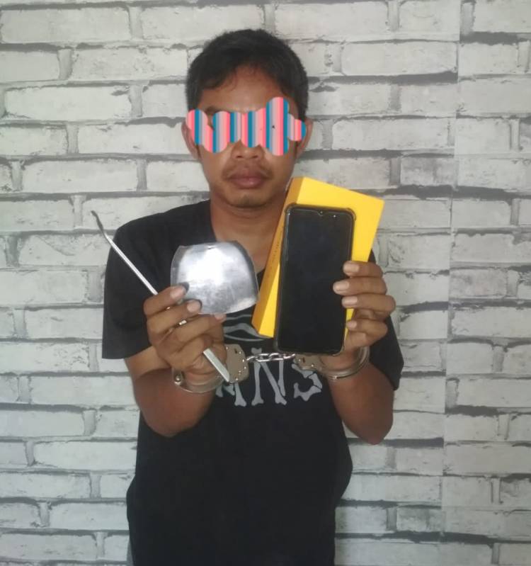 Congkel Pintu Rumah Warga Ambil HandPhone Pelaku Di Bekuk Polisi