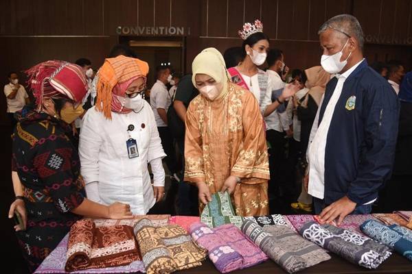 Kegiatan Menenun Tradisional Curi Perhatian di Musrembang 2023 Sumut