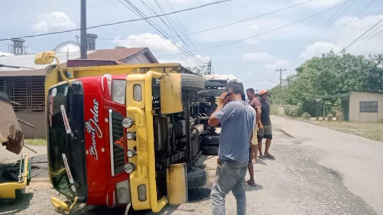 Lewati Jalan Berlubang Payaroba, Truck Bermuatan Padi Terjungkal