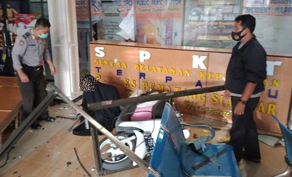 Diduga Stres, Pengendara Motor Tabrak Ruang SPKT Polres Pematang Siantar