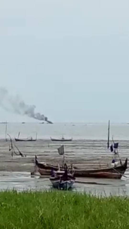 Kapal Pukat Trawl Mini Dibakar di Perairan Sialangbuah