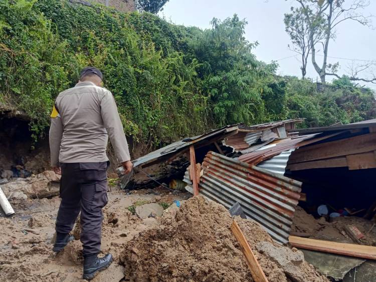 Derasnya Hujan di Lau Sungsang, Turap (Dinding Penahan Tebing) Roboh Menimpah Rumah Warga.