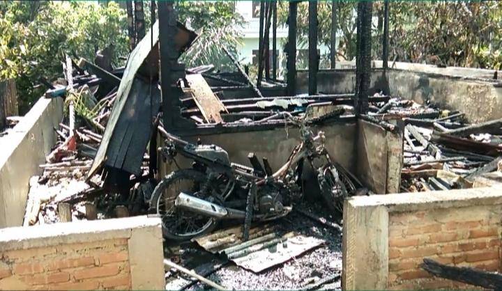 Si Jago Merah Lalap Satu Unit Rumah Semi Permanen di Pasar Maga