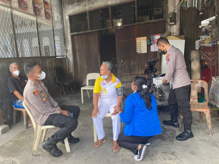 Polsek Medan Timur Datangi Rumah Lansia Berikan Vaksinasi