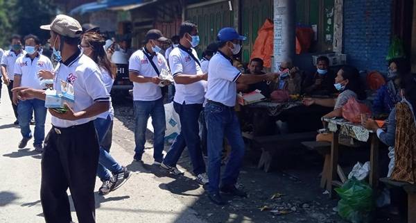 Kasus Covid 19 Meningkat, Wartawan dan LSM di Toba Bagikan Masker serta Handsanitizer di Pasar Laguboti