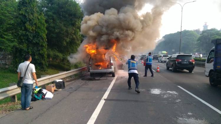 Satu Unit Mobil Habis Dilahap Sijago Merah di Jalan Tol