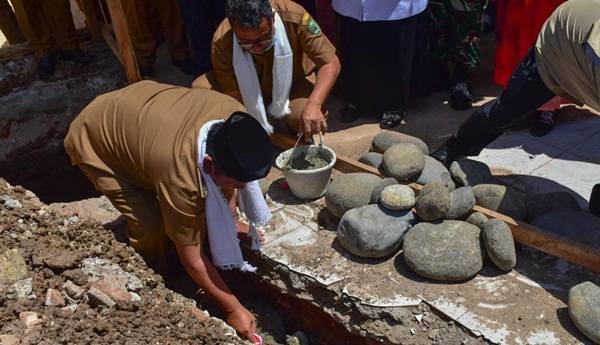 Walikota Melakukan Peletakan Batu Pertama Pembangunan Mesjid Al-Ikhlas MAN 1 Padang Sidempuan.