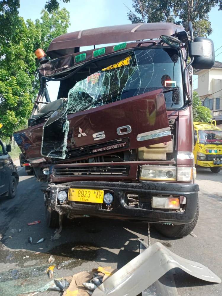 Tabrakan Colt Diesel VS Truk Tangki 1 Tewas dan Satu Terluka Berat