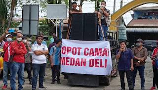 Puluhan Warga Minta Camat di Copot,kenapa