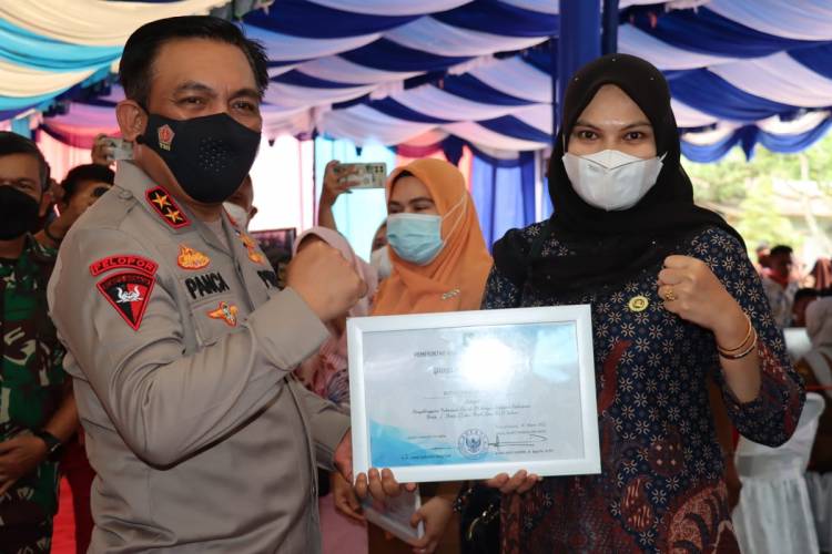 Kapolda Sumut Beri Penghargaan Kepada Puskesmas Capai Vaksin Tertinggi