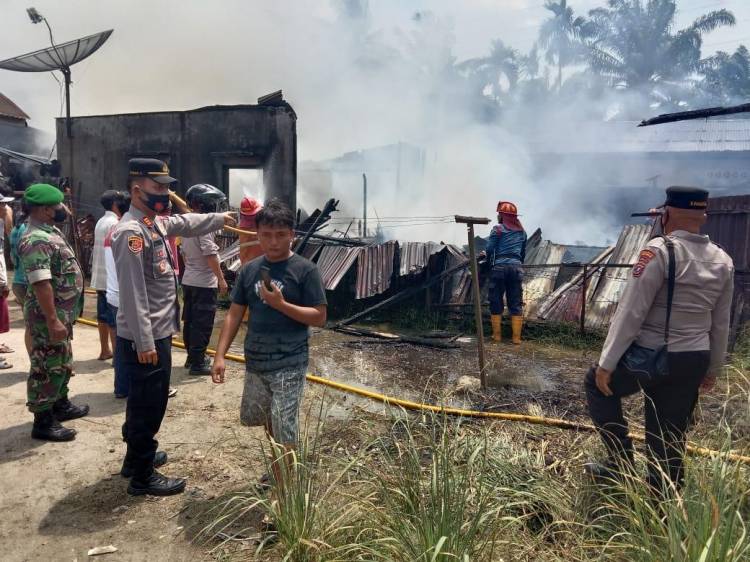 Kapolsek Bangun Pimpinan Olah TKP Kebakaran Tiga Unit Rumah Depan Kantor Camat Siantar