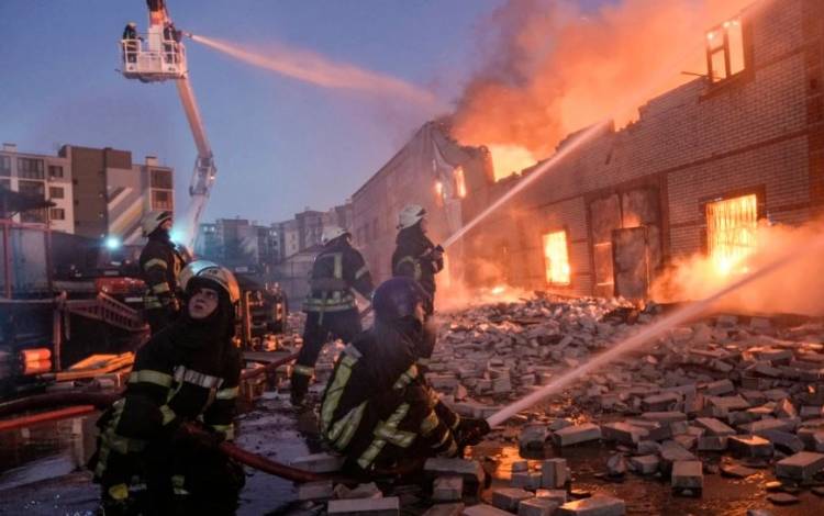 Wilayah Dekat Bandara di Lviv Hancur Porakporanda Usai Dihantam Rudal Rusia