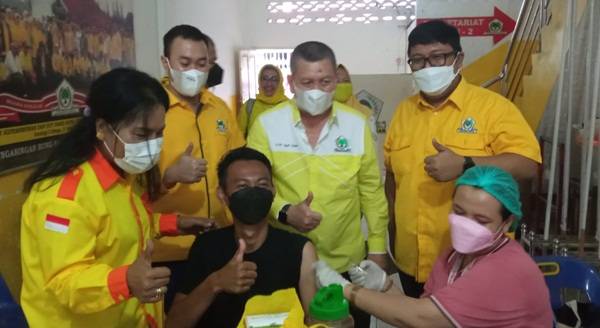 Dukung Pemulihan Ekonomi Nasional, Golkar Medan Bagikan Seribu Dosis Vaksin