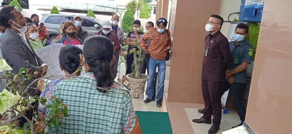 Kecam Pelaku Asusila, Warga Empat Desa Demo PN Balige