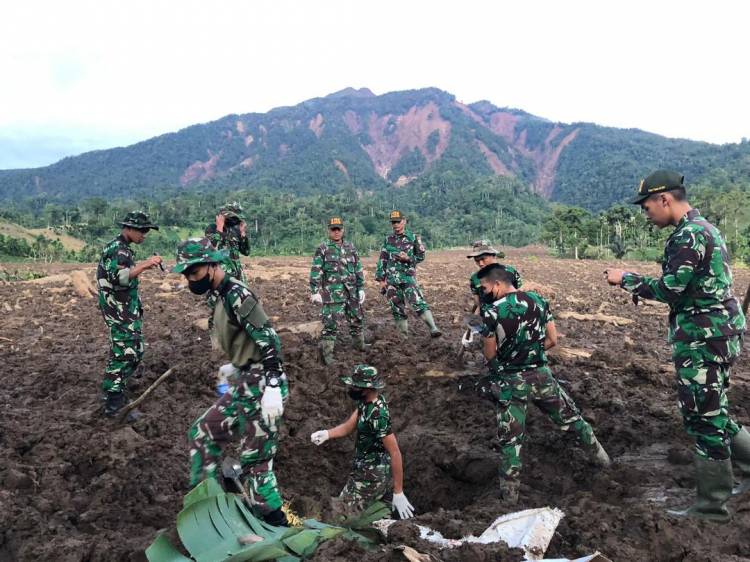 Satu Mayat Kembali Ditemukan Tim Siaga Bencana Yonif 131/Brs