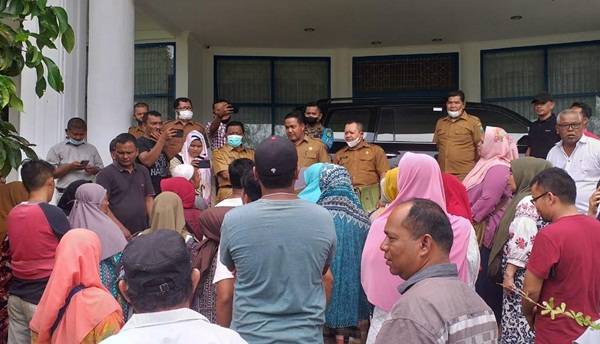 Pembangunan Pasar Baru Lambat, Puluhan Pedagang di Madina Mengadu ke Bupati