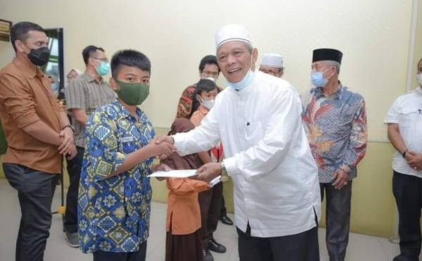 Pemko Padang Sidempuan Salurkan Beasiswa untuk Pelajar Kurang Mampu