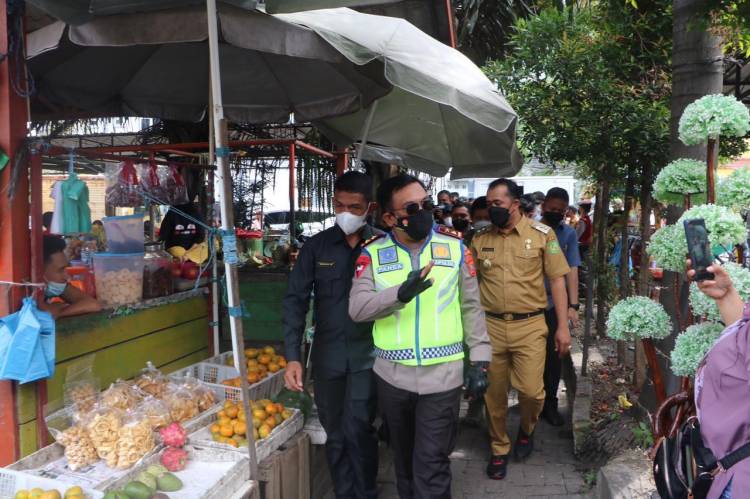 Cek Ketersedian Bahan Pokok, Kapoldasu Blusukan Pasar Simpang Limun
