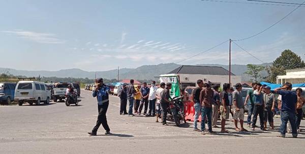 Ratusan Sopir Angkot di Toba Gelar Aksi Mogok