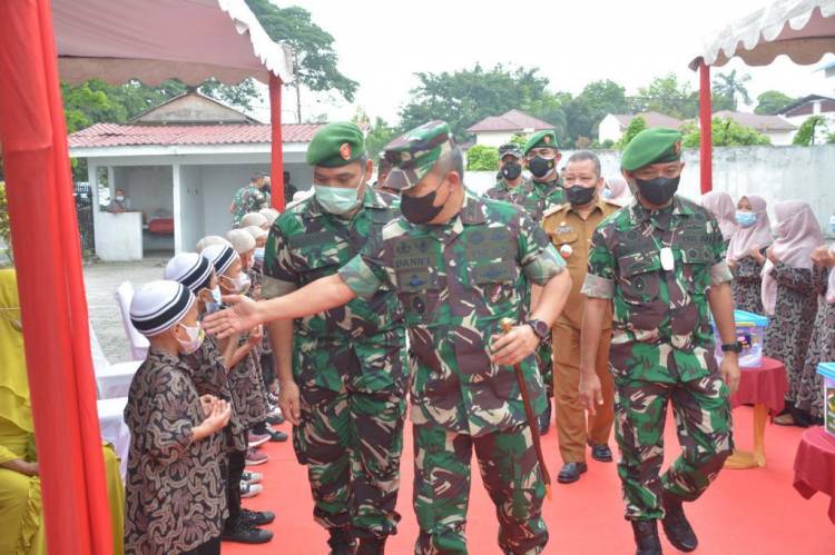Pangdam I/BB Berbagi Kebahagiaan Dalam Sambut Ramadhan 1443 H di Panti Asuhan