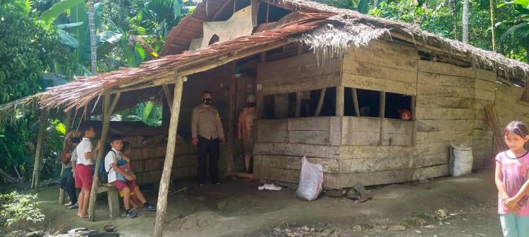 Bhabinkamtibmas Polsek Lahewa Berikan Bantuan Tali Asih