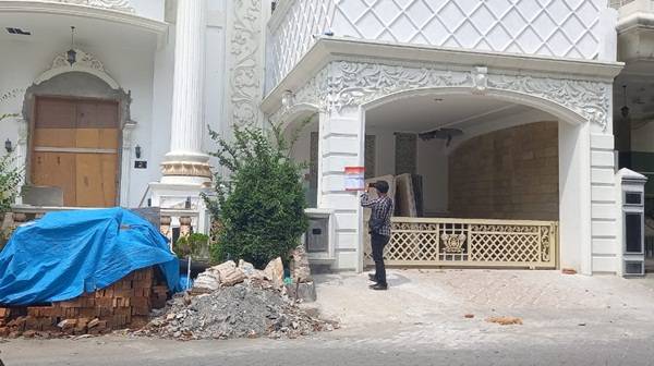 Bareskrim Segel 2 Rumah Mewah Indra Kenz di Komplek Cemara Asri