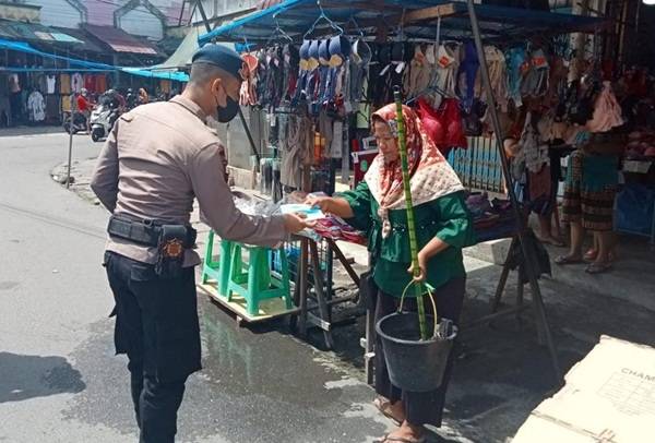 Brimob Polda Sumut Bagikan Masker Kepada Masyarakat