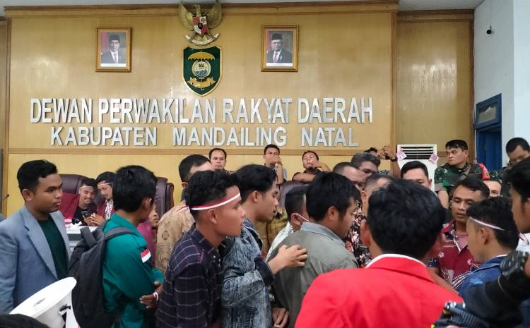 Duduki Ruang Paripurna DPRD, Mahasiswa Tuntut Daftar Hadir Anggota Dewan