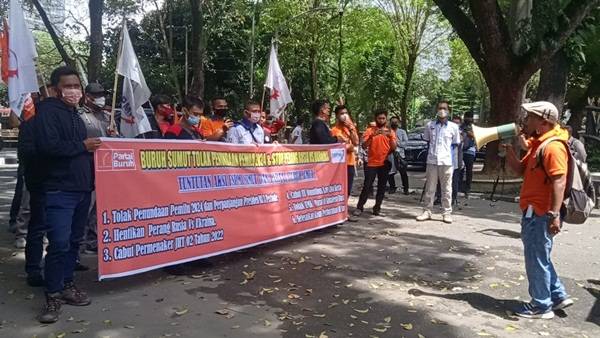 Buruh Geruduk DPRD Sumut Tolak Wacana Penundaan Pemilu 2024