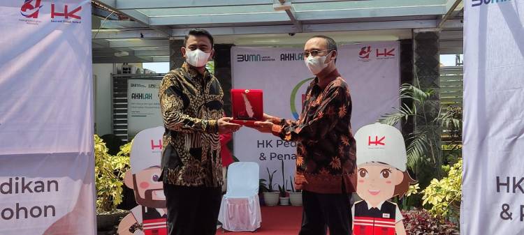 PT. HK Salurkan Beasiswa Untuk Pelajar Berprestasi di Kawasan Gerbang TOL Binjai
