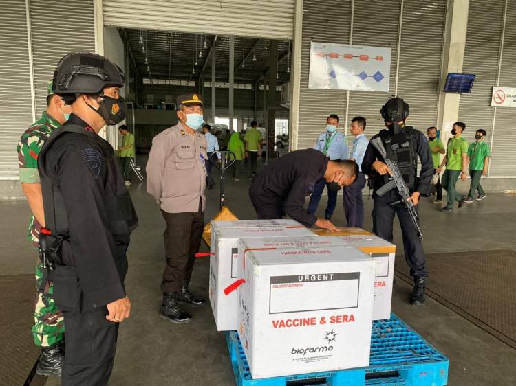 26.500 Dosis Vaksin Astrazeneca Tiba di KNIA, Brimob Polda Sumut Kawal Kedatangan