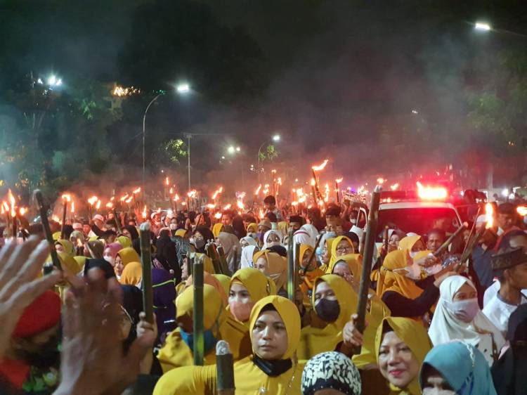 Bulan Ramadhan Tiba, Umat Muslim Sambut dengan Pawai Obor