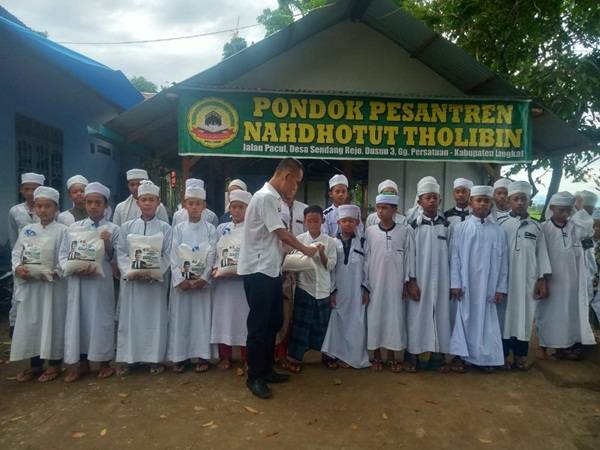 Sembuh dari Penyakit, Politisi Gerindra Salurkan Bantuan Ke Sejumlah Pesantren